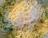 A picture of step 2 of Broccoli &spinach salad with fried pork.