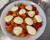Une image de l'étape 8 de Salade de tomates cerises bicolores à la mozzarella, persil et crème de balsamique.