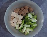 Foto langkah ke 1 dari resep Sop Oyong Bakso Tahu.