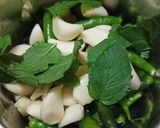 हिरवी मिरची चटणी (green mirchi chutney recipe in marathi) रेसिपी स्टेप 2 फोटो 