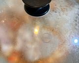 Foto del paso 2 de la receta: Bifecitos de bondiola a la cerveza y más compañía