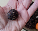 Foto del paso 3 de la receta: Bolitas de chocolate saludables 3 ing. 🍫 Ideal para hacer con infantes 🧒🏽 ♥️ 👧🏽 Sin azúcares agregados