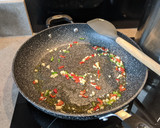 A picture of step 3 of Seafood linguine.