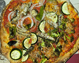 Foto del paso 3 de la receta: Pizza de queso azul, verduras y sardinas en aceite