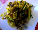 Foto del passaggio 4 della ricetta Tagliolini alle vongole e zucchine "ammuddicati"