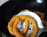 A picture of step 5 of Onion Ring Pakora.