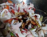 Foto langkah ke 4 dari resep Tumis Cumi Kecap.