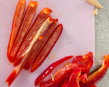 Foto del paso 3 de la receta: Tosta de pimientos con su pilpil y gulas en TMX