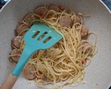 Foto langkah ke 5 dari resep Spaghetti aglio olio sosis simple.