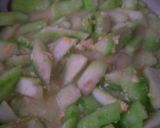 Foto langkah ke 5 dari resep Tumis Oyong Oriental Renyah Bawang Putih.