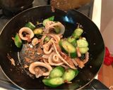 Foto langkah ke 4 dari resep Tumis Mentimun Cumi rasa Miso.