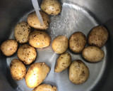 Foto del paso 1 de la receta: Patatas chafadas y especiadas al horno con yogur