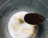 A picture of step 2 of Banana coffee shake.