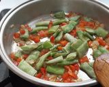 Foto del paso 3 de la receta: Pollo con tomate, al cava