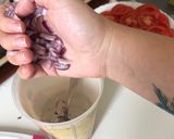 Paradicsom saláta lilahagymával recept fázis 3 fotója