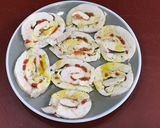 Foto del paso 3 de la receta Fiambre de pollo 🐥relleno👉 mozzarella 🧀 y pimientos 🌶 asados