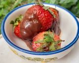 Hình bước làm 3 của món Dâu nhúng socola
