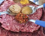 Foto del paso 1 de la receta: 🍔 🇦🇷 Hamburguesas con chimichurri, miel, mostaza y avena