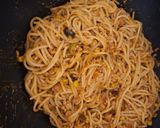 Spagetti kukoricàval, zöld olívabogyóval, fekete olívabogyòval reszelt sajttal 🍜🍜🍜 recept fázis 5 fotója