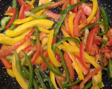 Foto del paso 3 de la receta: Ternera tres pimientos con arroz🍛