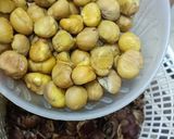 Hình bước làm 3 của món Gà hầm hạt dẻ