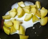 Foto langkah ke 3 dari resep Fried Pan Apple Banana Cinnamon with Honey.