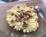 Foto del passaggio 3 della ricetta Braciola di maiale con manico, patate pasticciate e cipolla fritta