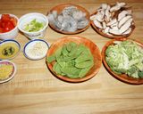 Foto del paso 1 de la receta: CAMARONES SALTEADOS CON HONGOS SHIITAKE, VAINAS DE ARVEJAS VERDES Y SALSA DE OSTRA. JON STYLE