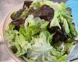 Une image de l'étape 2 de Salade composée au concombre, tomates, feuille de chêne et oignon rouge.