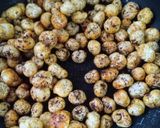 A picture of step 2 of Makhana Bhel.
