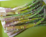Foto del paso 1 de la receta: Espárragos sobre puré de patatas con queso -aligot-