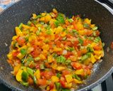 Une image de l'étape 10 de Riz aux poivrons tricolores, saucisses alsaciennes, tomates et pesto.