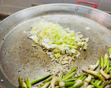Foto del paso 2 de la receta: Paella de calamar con alcachofas, ajos tiernos y trigueros 🦑 🥘