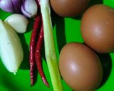 Foto langkah ke 1 dari resep Telur ceplok kuah kecap.