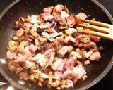 Une image de l'étape 2 de Champignons farcis au Comté, jambon et lardons grillés.