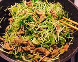 Hình bước làm 4 của món Rau mầm đậu xanh xào phi lê bò