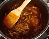 Foto del paso 2 de la receta: Patitas de cerdo en mole con nopales