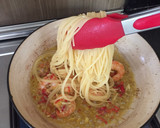 Foto langkah ke 4 dari resep Spicy Shrimp Aglio e Olio Pasta.