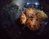 A picture of step 3 of Maggi pakora.