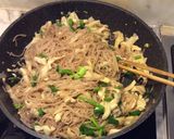 Hình bước làm 4 của món Mì gạo lứt xào chay nấm đông cô