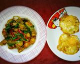 รูปขั้นตอนการทำที่ 10 ของ กะเพราผัดแห้งไก่ทอดไส้กรอกกรอบ
