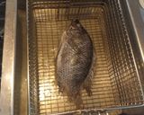 Foto del paso 3 de la receta: Mojarra frita