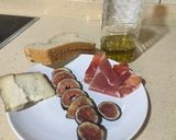 Foto del paso 1 de la receta Tostadas con higos, jamón serrano y queso de cabra
