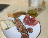 Foto del paso 1 de la receta: Tostadas con higos, jamón serrano y queso de cabra