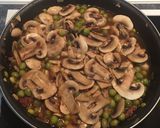 Foto del paso 3 de la receta: Guisantes con champiñones y jamón