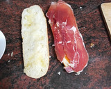 Foto del paso 2 de la receta: Bocadillo de jamón serrano, tomate y aceite de oliva
