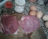 Foto del paso 1 de la receta: Bifes a la plancheta con huevos fritos y ensalada de tomate