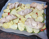 Foto del paso 5 de la receta: Muslitos de pollo sobre cama de papas y verduras al horno