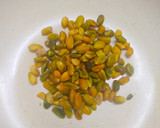 வேர்க்கடலை பிஸ்தா ரோல் ரெசிபி ஸ்டேப் 2 புகைப்படம்