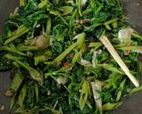 Foto langkah ke 3 dari resep Tumis Kangkung, Sayur Paku (Pakis), Daun Pepaya Khas Minahasa.